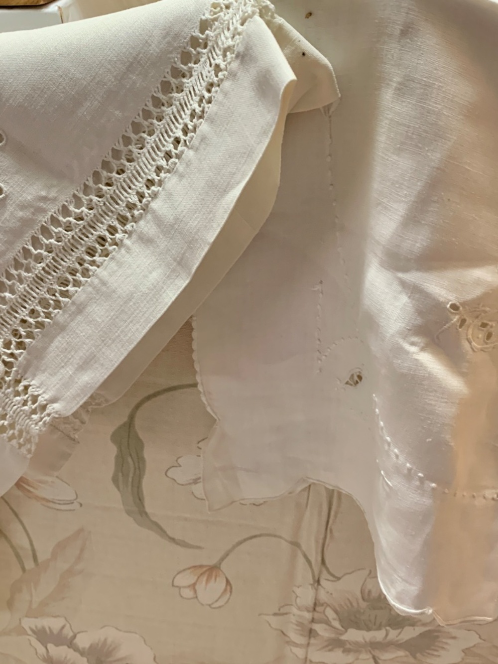 Lot Vintage Embroidered Crocheted Tablecloth Runners Napkins Craft Upcycle Use - Picture 13 of 14